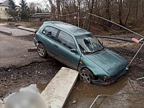 В Калининграде водитель попытался перепрыгнуть яму вместе с машиной