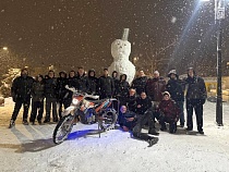 Жители Гвардейска сказали спасибо парням за 4-метрового снеговика