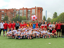 Калининградские выпускники сыграли в футбол в поддержку сборной России