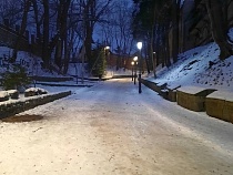 Жители Светлогорска пожаловались на ледяные кручи