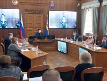 Алиханов пообщался с гражданами на расстоянии