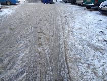 Миллион рублей требует от управляющей компании женщина, упавшая возле дома