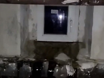 Вода подступает к квартирам жилого дома в Калининграде