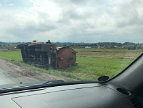 На выезде из Гурьевска цистерна рухнула в кювет
