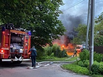 Рано утром в Гурьевске полыхнул «Фольксваген»