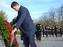 Антон Алиханов возложил венок в День народного единства