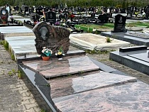 На кладбище под Калининградом ставят себе памятники при жизни