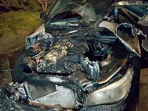 На Иванихиной в Калининграде ночью страшно сожгли БМВ