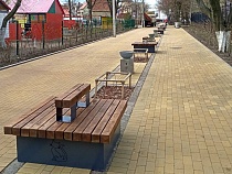 В Зеленоградске установили экологичные скамейки на туристической улице