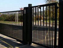 В Калининграде неизвестный водитель сбил школьные ворота