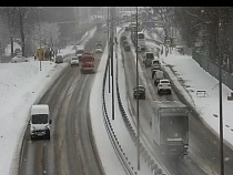 «На Вторую эстакаду не заехать... каток»: водители попали в снежный ад