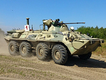 Экипажи БТР постреляют на качелях и с парашютов