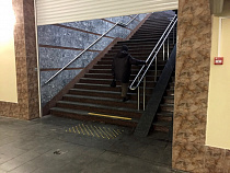 На Южном вокзале наносят разметку холодным пластиком для слабовидящих людей