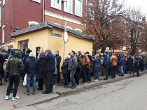 Минздрав отложил введение новой справки для водителей. В очереди стояли зря