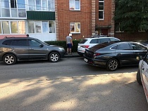 На запаркованной улице Зеленоградска под колёса попала 8-летняя девочка