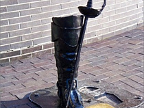 В Калининграде установили сапог барона Мюнхгаузена 