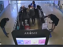 Парфюмерный вор попал на видео в торговом центре на Сельме