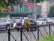 На улице Невского неадекват бросался на машины 