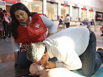 Рот в рот: пассажирам показали, как выжить на Южном вокзале (фото)