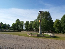 Жители отвечают на вопрос славских властей о внешнем виде стелы в Ясном