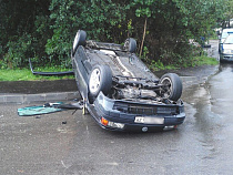 На улице Невского перевернулся автомобиль «Фольксваген»