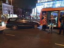 Автомобиль с ребёнком и без водителя врезался в автобус в Калининграде (фото+видео)