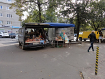 Фотофакт: на улице Багратиона продолжается бойкая торговля продуктами из Польши