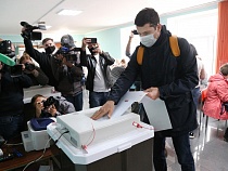 Алиханов проголосовал на выборах в свой день рождения