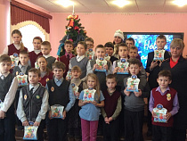 Снегурочка в погонах поздравила с Новым годом ребят из школы-интерната №1