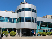 Евгений Гришковец подарил Музею Мирового океана рубаху матроса с легендарного крейсера «Варяг»