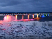 В Зеленоградске показали, как шторм бьёт по опорам пирса (видео)
