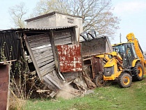 В Гусеве начался массовый снос сараев