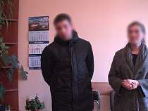 В Калининграде криминальная парочка вытащила плиту из окна