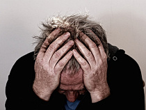 Пьяный мужчина в депрессии выместил чувства на чужом авто: взял нож и «порезал»