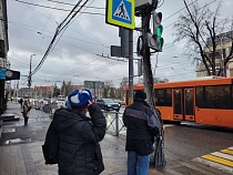 Взбесившийся ветер перекрывает дороги и небо в Калининградской области