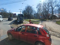 «Лада» и «Мерседес» перекрыли дорогу трамваю в Калининграде