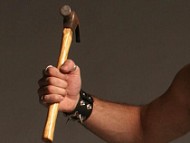 Житель Советска сумел выпроводить собутыльницу только с помощью молотка