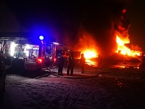 Ночью в Васильково 34 пожарных тушили ангар с картоном 