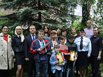 В Калининграде инспекторы ПДН в свой профессиональный праздник вручили подарки детям и ветеранам