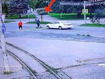 У ЗАГСа Калининграда водитель «Тойоты» проглядел электросамокат