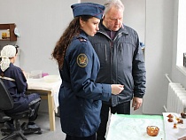 Гендиректор Янтарного комбината наблюдал за женщинами за решёткой 