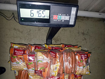 Калининградка везла в 9 дорожных сумках почти 330 кг польских сосисок и колбасы