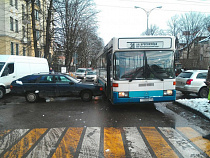 На улице Кутузова из-за ДТП с автобусом собирается пробка