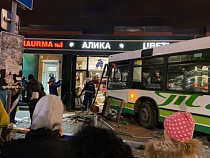 В ГИБДД рассказали подробности ЧП с врезавшимся в Центральный рынок автобусом (видео) 
