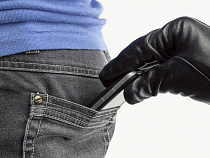 Калининградец похитил смартфон в подарок возлюбленной 