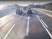 У мотеля “Балтика” микроавтобус получил в бок от грузовика (видео)