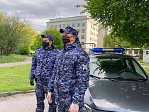 Посетителя больницы в Зеленоградске увезли сотрудники Росгвардии 