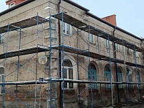 В Железнодорожном показали халтурный ремонт старинной ратуши