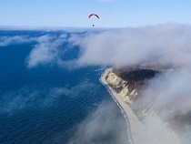 В Калининградской области человек на парашюте катался на облаках