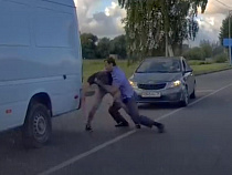 Драка водителей БМВ и «Мерседеса» попала на видео